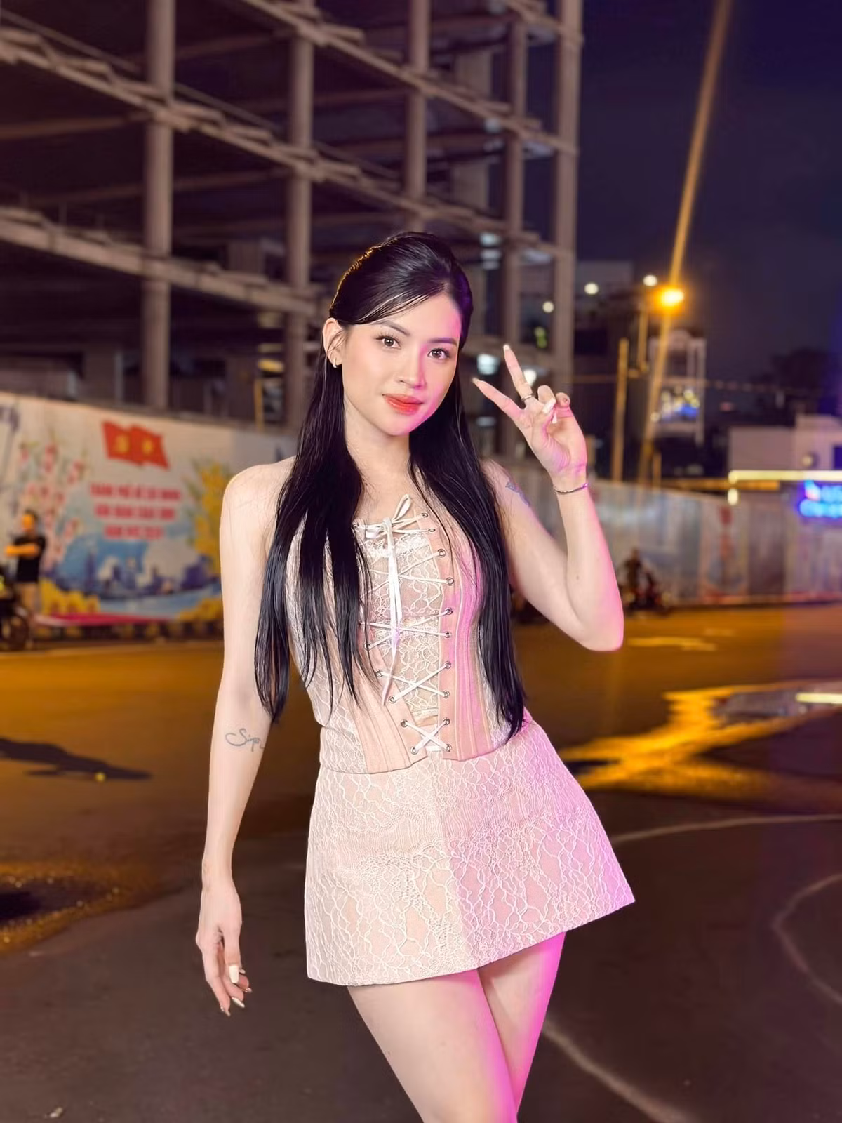 Võ Hà Linh (đến từ Nghệ An, sinh năm 1992) là một trong những livestreamer khá nổi tiếng. Cô nàng thường được gọi với cái tên "chiến thần" nhờ những video review về các sản phẩm vô cùng thẳng thắn, dựa trên quan điểm cá nhân. Tuy nhiên, trong những câu chuyện đời tư hay tình cảm, Võ Hà Linh lại khá kín tiếng. (Ảnh: FBNV)