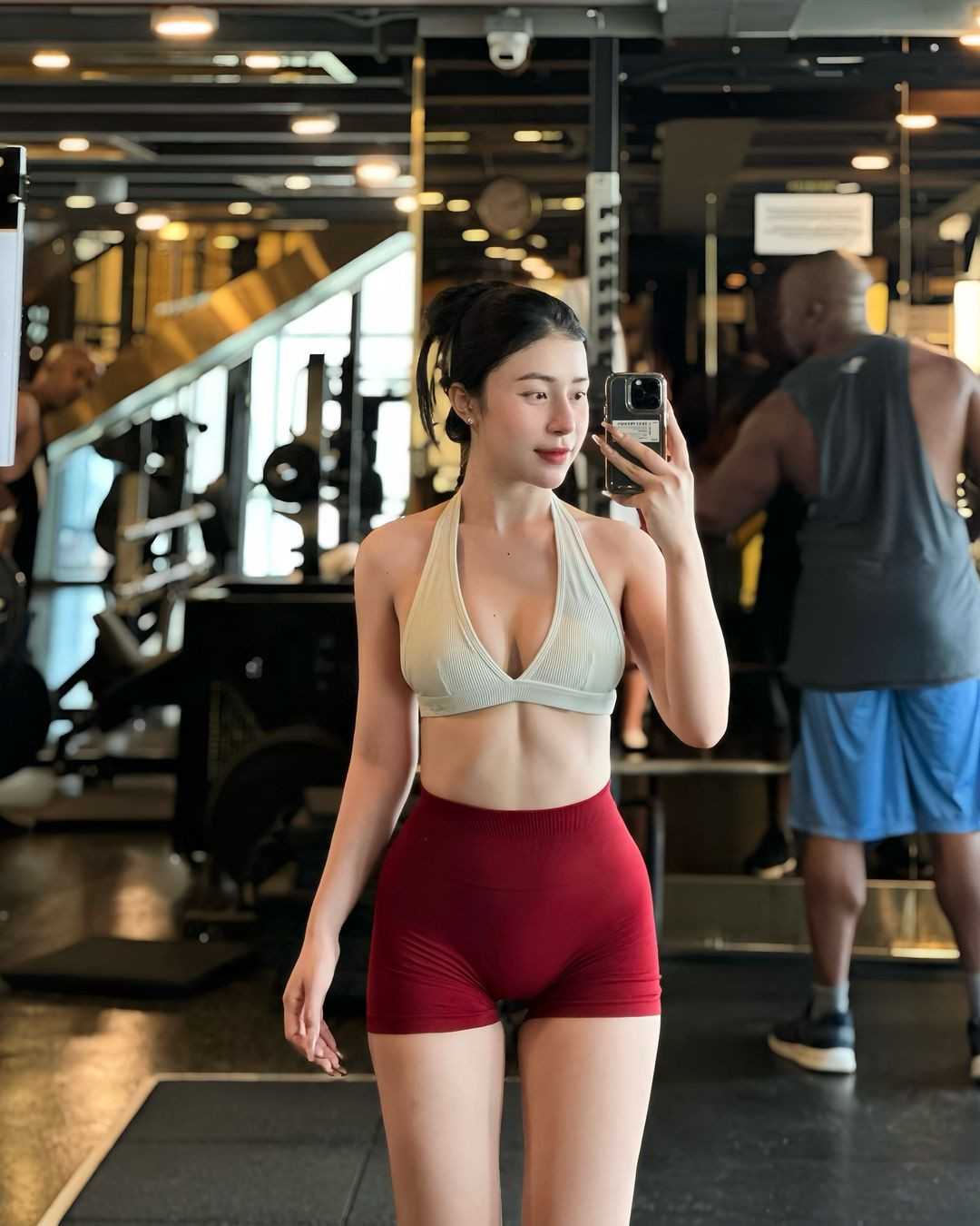 Loạt hình ảnh phòng gym được cô nàng đăng tải khiến nhiều người phải xuýt xoa vì vóc dáng cực chuẩn.