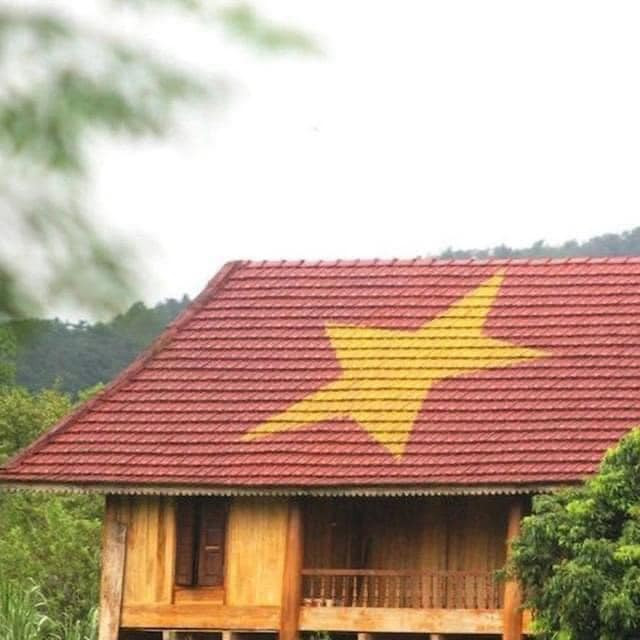 Cờ đỏ sao vàng hiện diện trên những mái nhà. (Ảnh: Facebook)