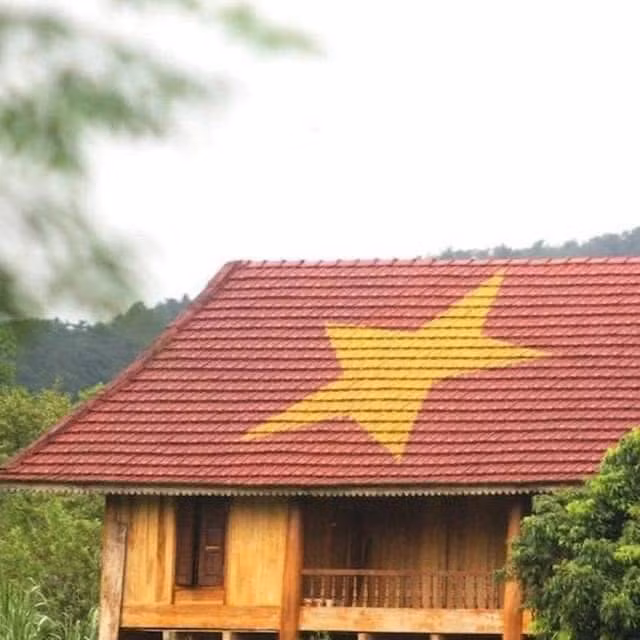 Cờ đỏ sao vàng hiện diện trên những mái nhà. (Ảnh: Facebook)