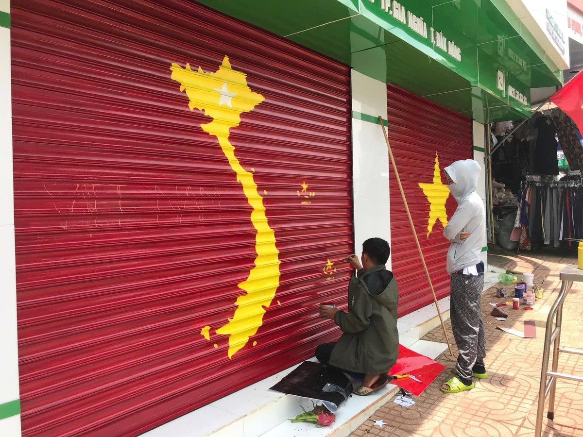 Những ngày gần đây cộng đồng mạng liên tục lan truyền những hình ảnh vẽ cờ Tổ quốc trên mái nhà, sơn cở Tổ quốc lên cửa, hay vẽ lên bờ tường, lên nón... Những hình ảnh này được nhiều bạn trẻ trên khắp các tỉnh thành hưởng ứng, biến nó thành "trend" vì cho rằng đây là hành động mang đậm bản sắc dân tộc và tình yêu nướcCờ đỏ sao vàng hiện diện trên những mái nhà. (Ảnh: Facebook)