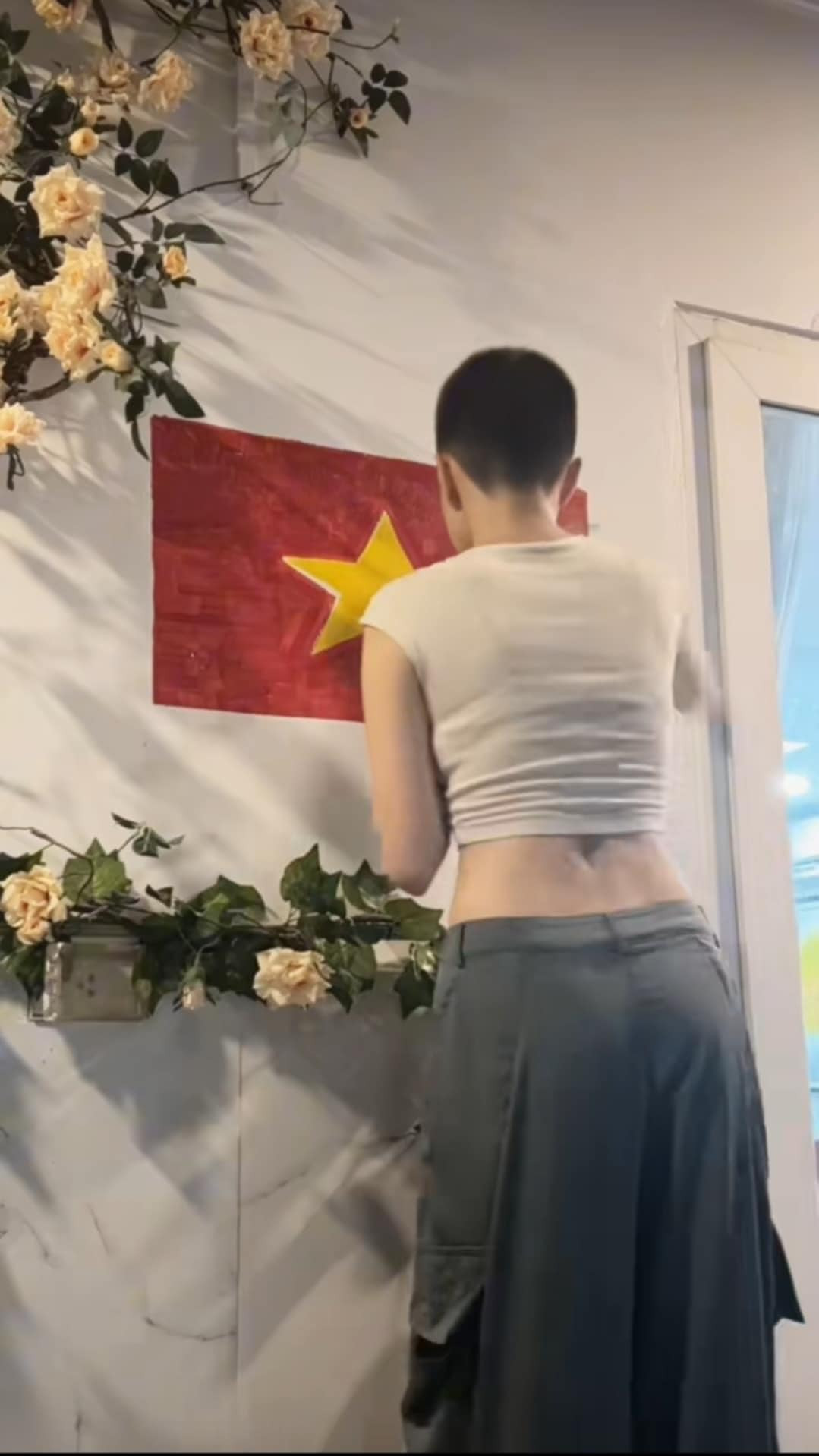 Nhìn những hình ảnh đáng yêu này, netizen đã bày tỏ cảm xúc: "Đẹp người đẹp nết nè, gì thì gì chứ thể hiện lòng yêu nước là phải rõ ràng", ""Pháo đi bộ đội xong về yêu nước hẳn ra"....(Ảnh: IGNV)