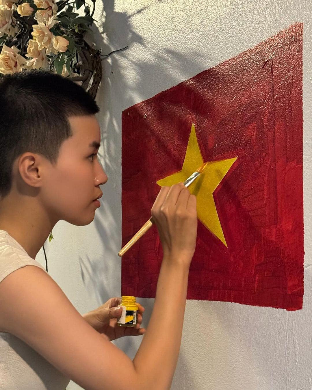 Hình ảnh cô nàng tỉ mỉ sơn màu trên phần tường trắng thể hiện sự nghiêm túc, cẩn thận.(Ảnh: IGNV)