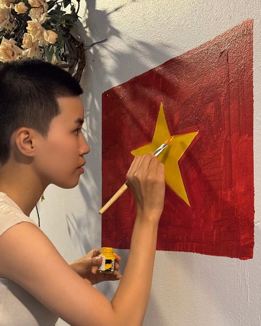 Hình ảnh cô nàng tỉ mỉ sơn màu trên phần tường trắng thể hiện sự nghiêm túc, cẩn thận.(Ảnh: IGNV)