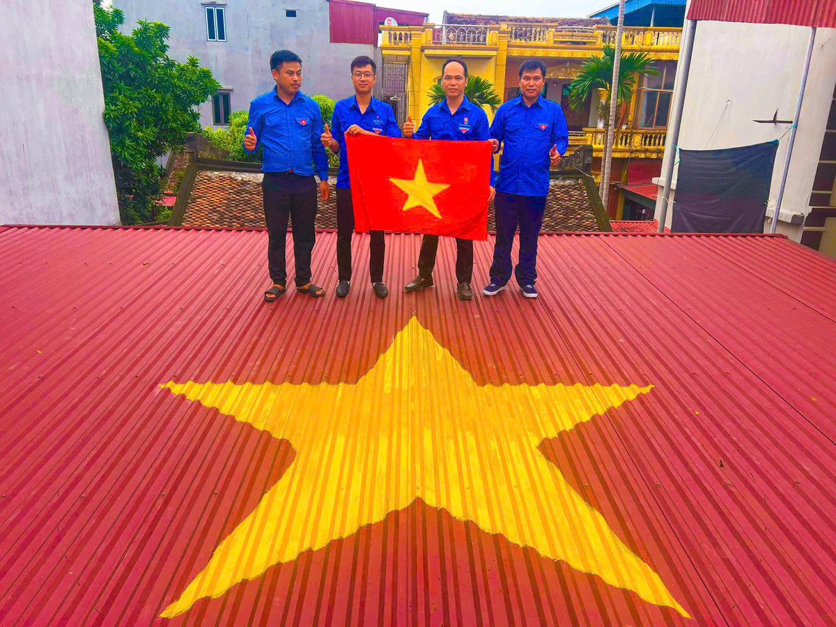 Đặc biệt khi ngày Quốc Khánh đang đến gần thì càng nhiều người tham gia hưởng ứng, đăng tải lên mạng xã hội.Cờ đỏ sao vàng hiện diện trên những mái nhà. (Ảnh: Facebook)