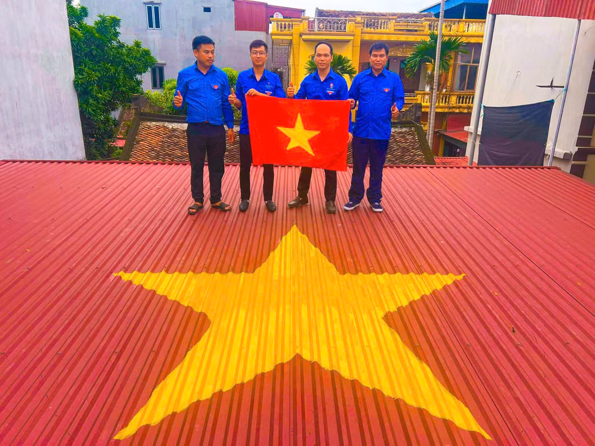 Đặc biệt khi ngày Quốc Khánh đang đến gần thì càng nhiều người tham gia hưởng ứng, đăng tải lên mạng xã hội.Cờ đỏ sao vàng hiện diện trên những mái nhà. (Ảnh: Facebook)