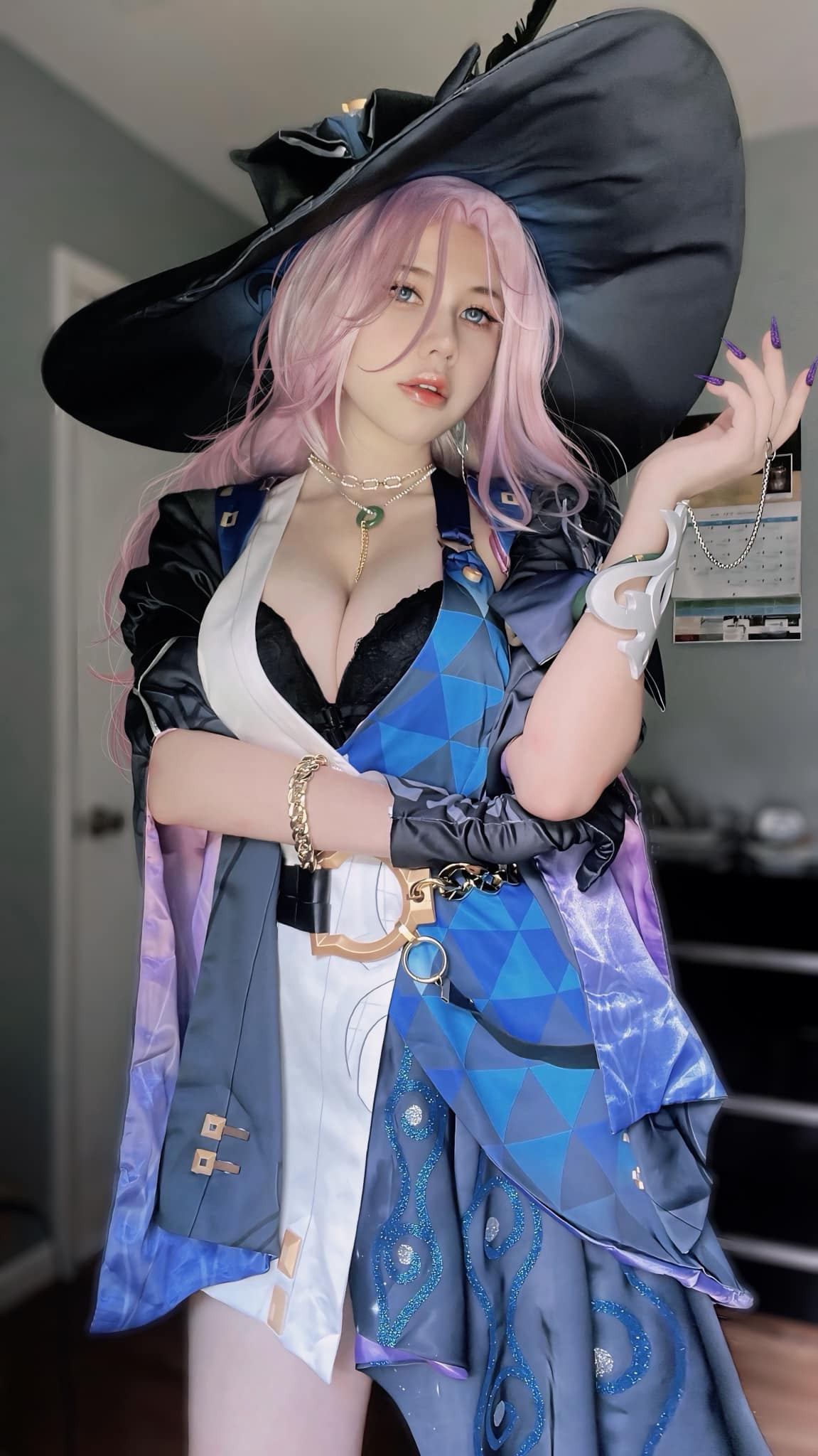 Phương Uyên nổi lên với những màn cosplay xôi thịt khiến nhiều người không thể rời mắt.