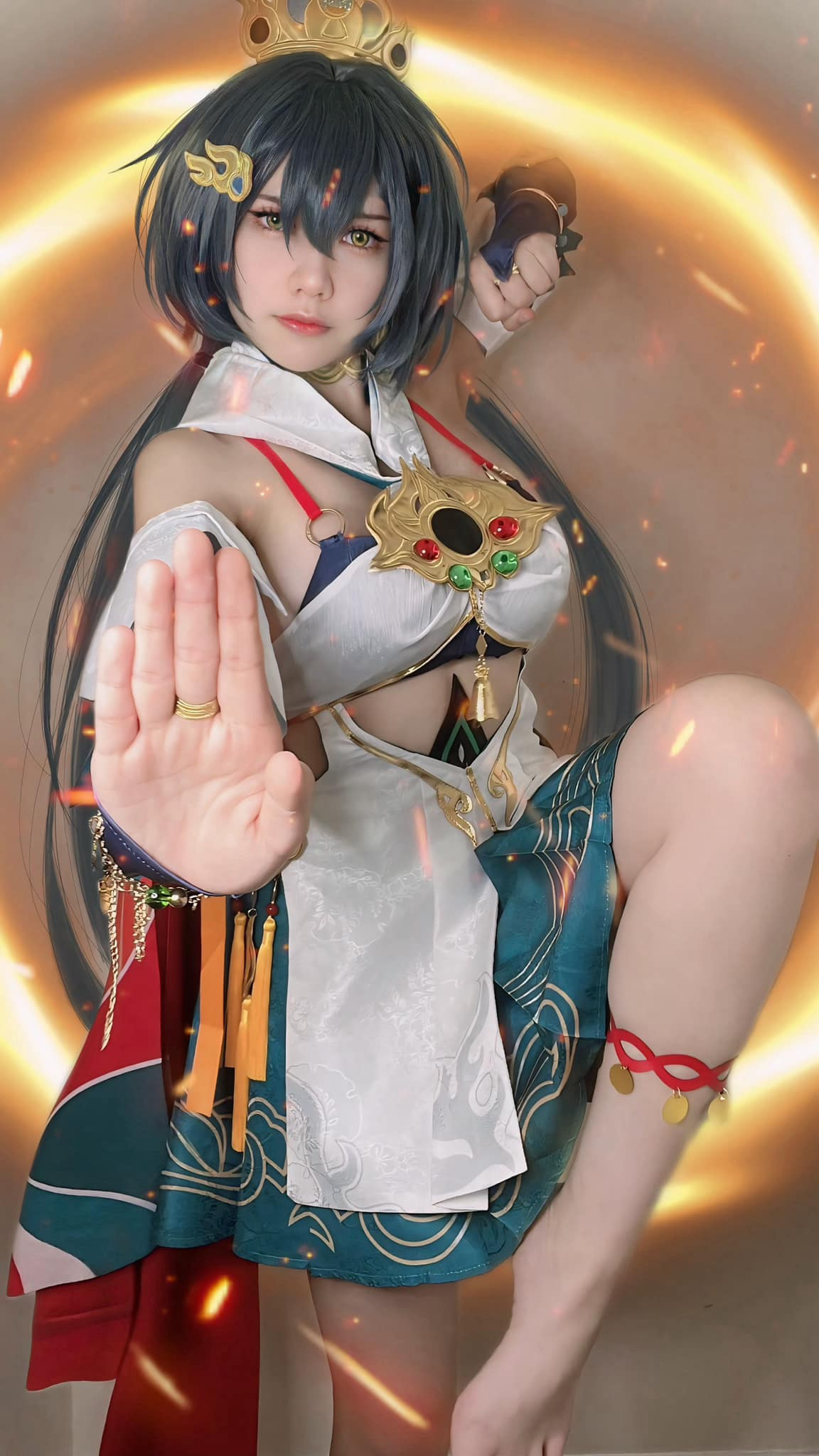Ngay lập tức, nàng Cosplayer Arisa Nguyễn đã lên đồ, hóa thân thành nữ tướng giống đến từng chi tiết.