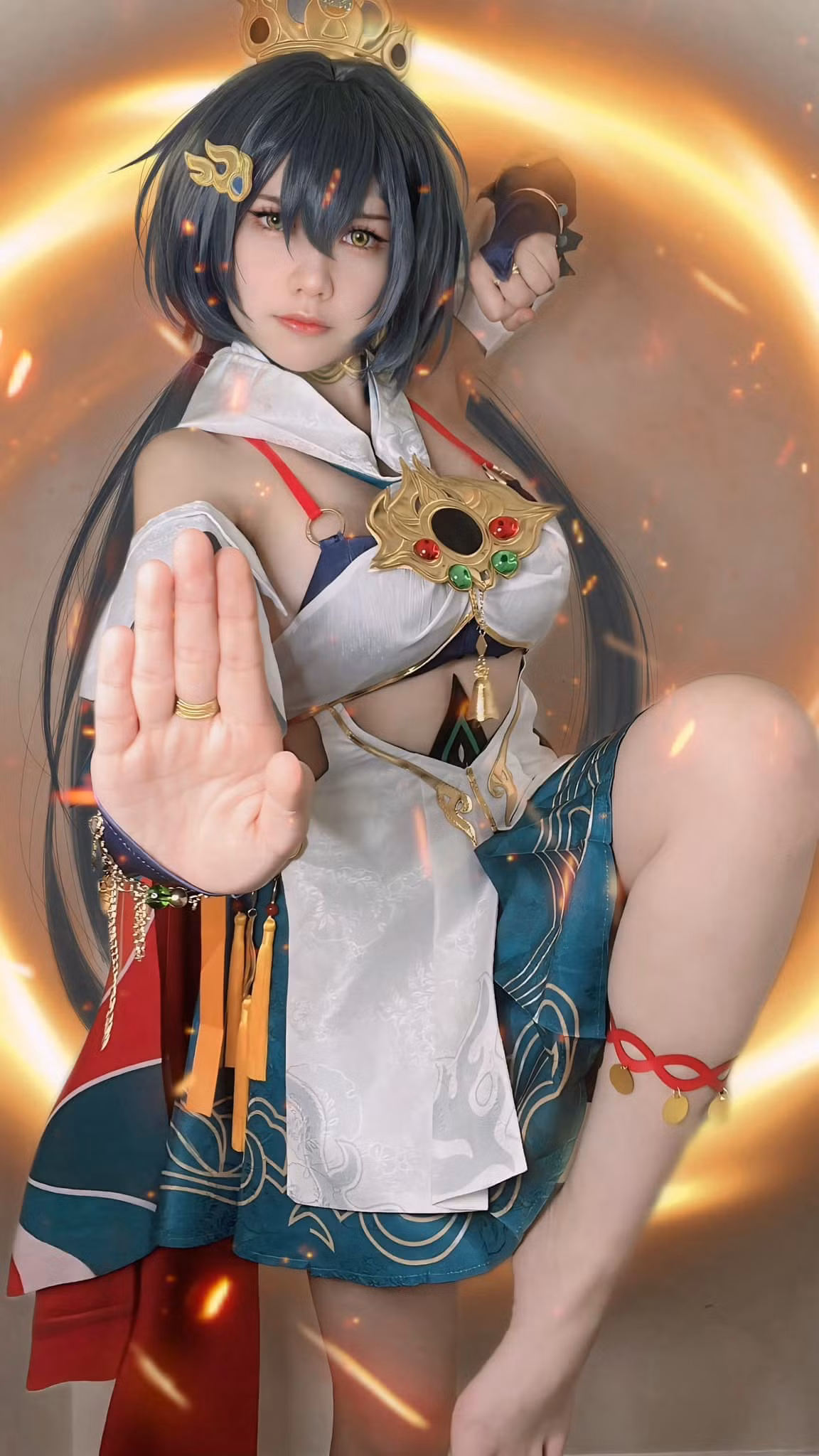 Ngay lập tức, nàng Cosplayer Arisa Nguyễn đã lên đồ, hóa thân thành nữ tướng giống đến từng chi tiết.
