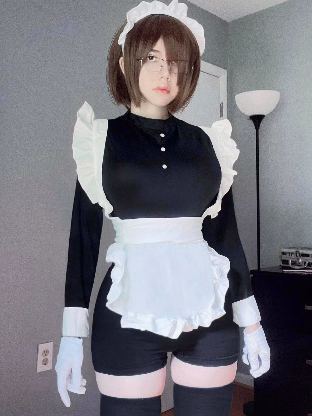 Màn cosplay trong bộ đồ hầu gái từng giúp cô nàng cô thêm hàng chục nghìn follow trên mạng xã hội.