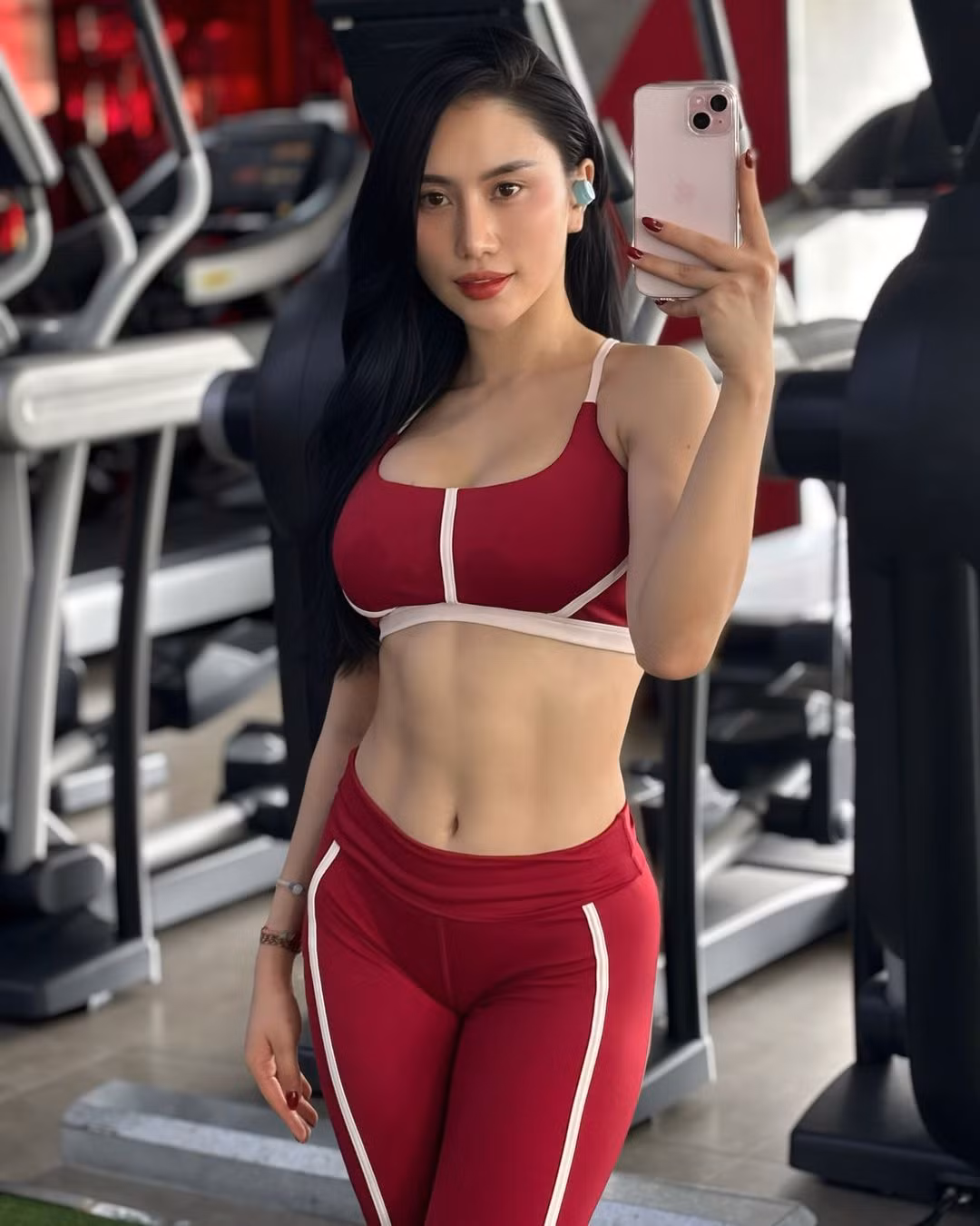 Không chỉ có body "vạn người mê", nữ gymer này còn nổi bật, cuốn hút bởi vẻ đẹp cá tính, sắc sảo và quyến rũ.