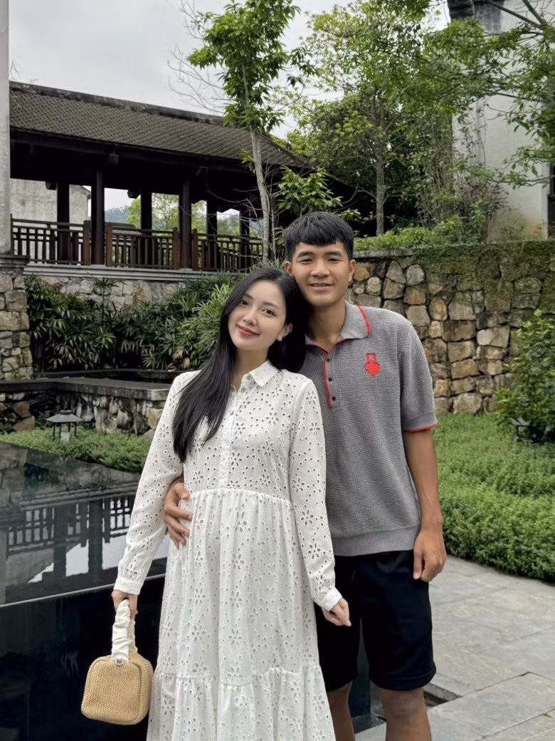 Cặp đôi công khai hẹn hò từ tháng 7/2019. Đến tháng 5/2022, Hà Đức Chinh và Mai Hà Trang tổ chức đám cưới tại một khách sạn 5 sao ở Hà Nội.