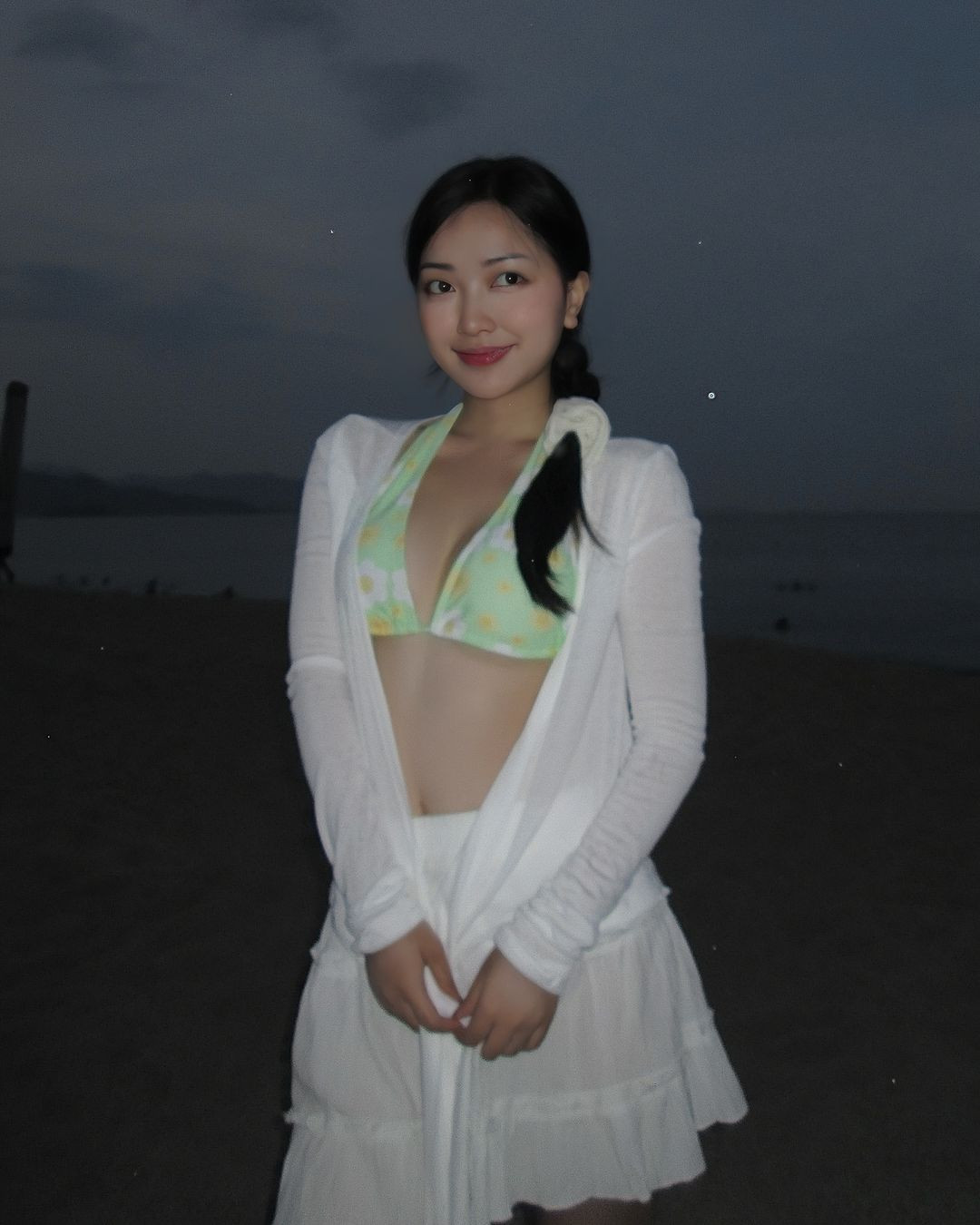 1 tháng sau ngày "vỡ chum" mới đây trên trang cá nhân, hot girl Bắc Giang đã khoe bức ảnh diện đi biển khiến nhiều người chú ý.