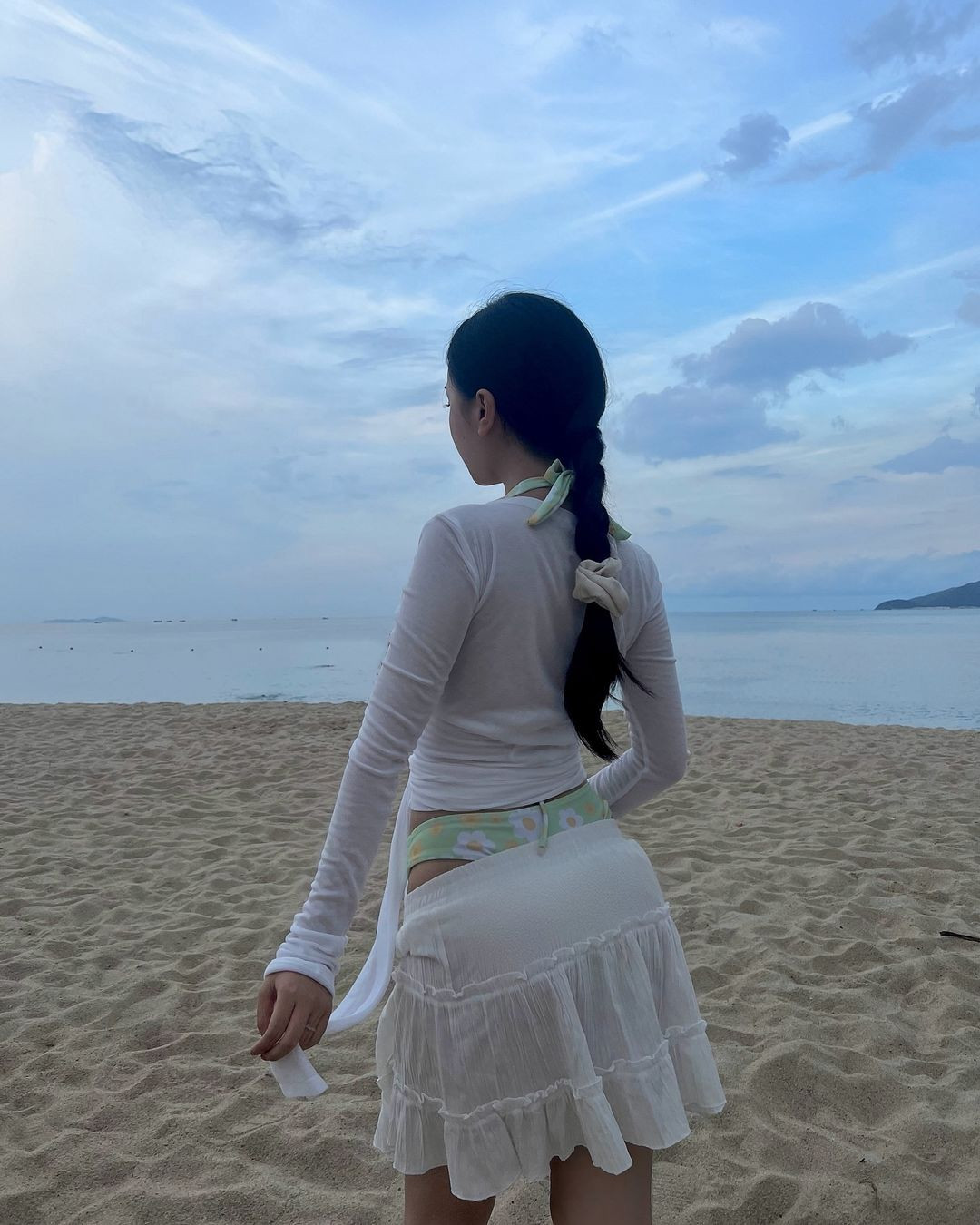 Hóa ra đây là bức ảnh được Mai Hà Trang chụp trước khi có bầu. Cụ thể, trên dòng caption, nàng hot girl Bắc Giang viết: "Một chiếc ảnh cũ để tưởng nhớ vòng eo của toy".