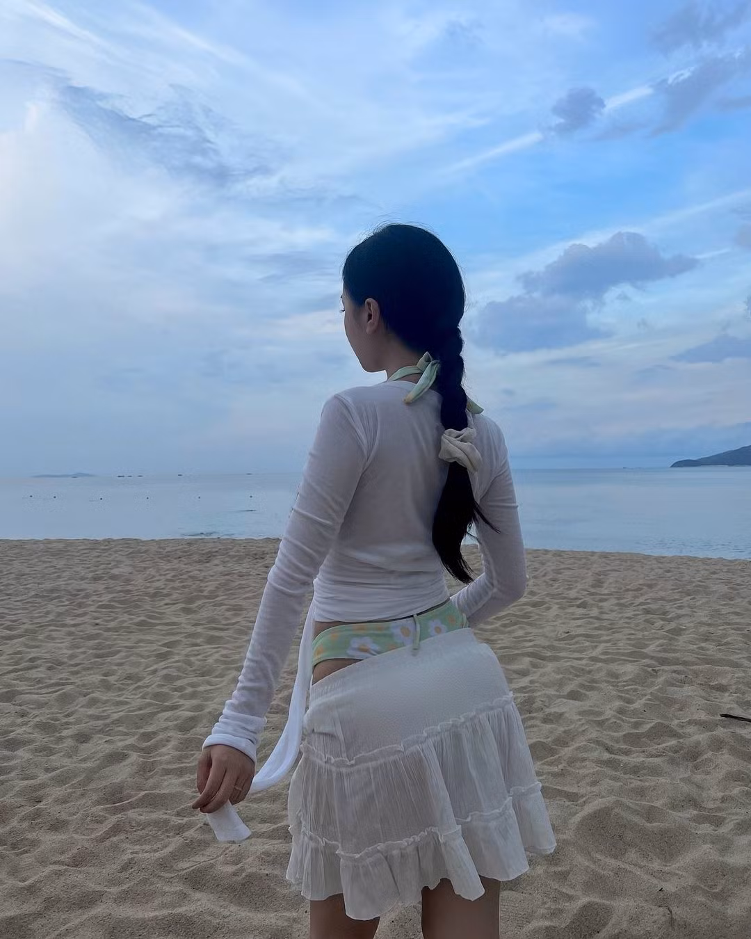 Hóa ra đây là bức ảnh được Mai Hà Trang chụp trước khi có bầu. Cụ thể, trên dòng caption, nàng hot girl Bắc Giang viết: "Một chiếc ảnh cũ để tưởng nhớ vòng eo của toy".