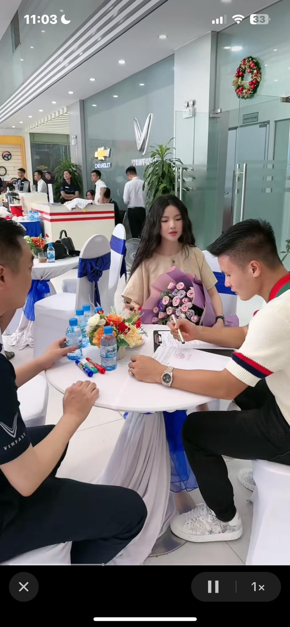 Đoạn clip Chu Thanh Huyền đăng tải ghi lại khoảnh khắc cô nàng cùng chồng đi tậu chiếc xế hộp khiến nhiều người không khỏi xuýt xoa vì độ cưng chiều của Quang Hải dành cho vợ.