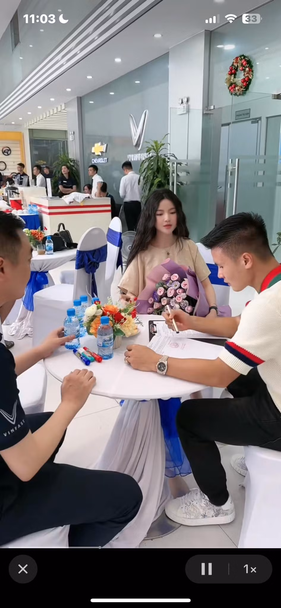 Đoạn clip Chu Thanh Huyền đăng tải ghi lại khoảnh khắc cô nàng cùng chồng đi tậu chiếc xế hộp khiến nhiều người không khỏi xuýt xoa vì độ cưng chiều của Quang Hải dành cho vợ.