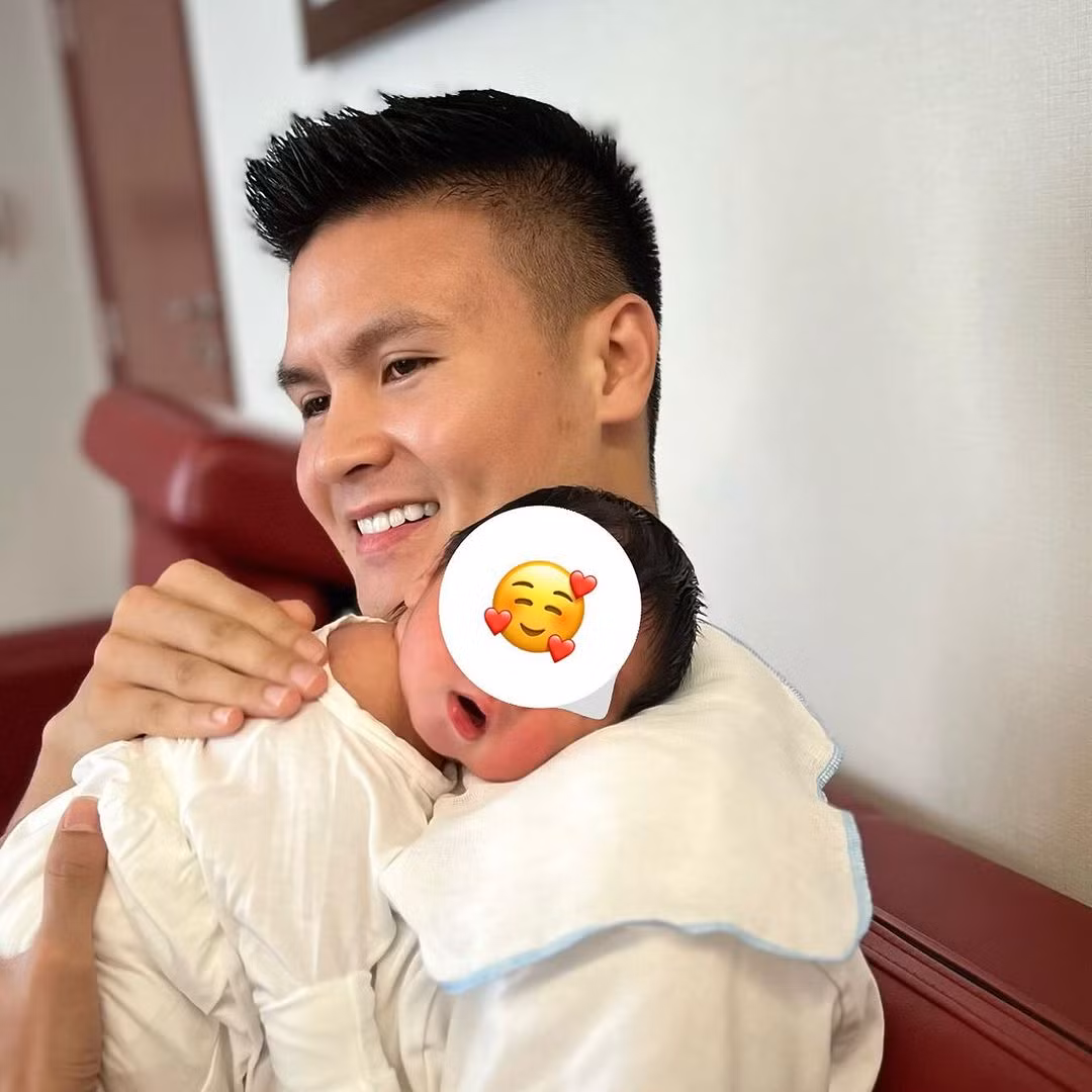 Dù chưa lộ mặt hoàn toàn, tuy nhiên nhìn vào một số đặc điểm như miệng, mũi, cậu bé được nhận xét có diện mạo rất giống bố và nước da trắng trẻo giống mẹ.