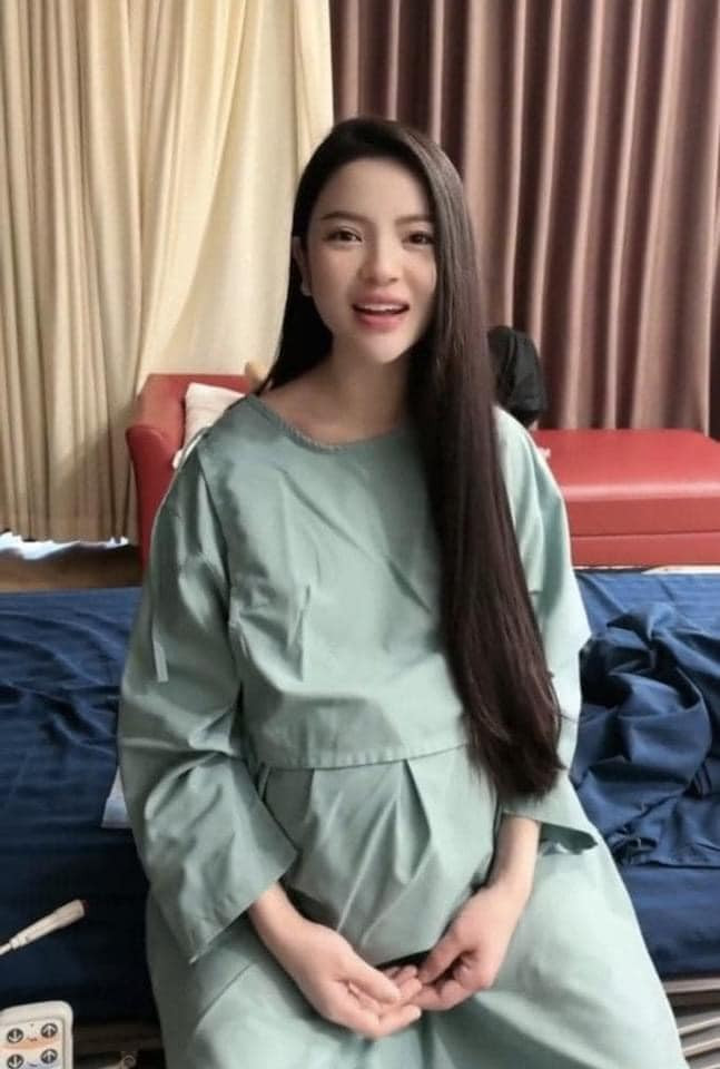 Quang Hải nổi tiếng là người yêu chiều vợ hết lòng. Trong thời điểm Chu Thanh Huyền mang thai, nam cầu thủ thường xuyên bên cạnh, cùng vợ đi mua sắm. Trước đây, anh cũng đã không ít lần khiến người hâm mộ "trầm trồ" khi mua tặng Chu Thanh Huyền những món quà xa xỉ như túi xách hàng hiệu, đồng hồ, trang sức đắt giá, với tổng trị giá lên đến hàng trăm triệu đồng.