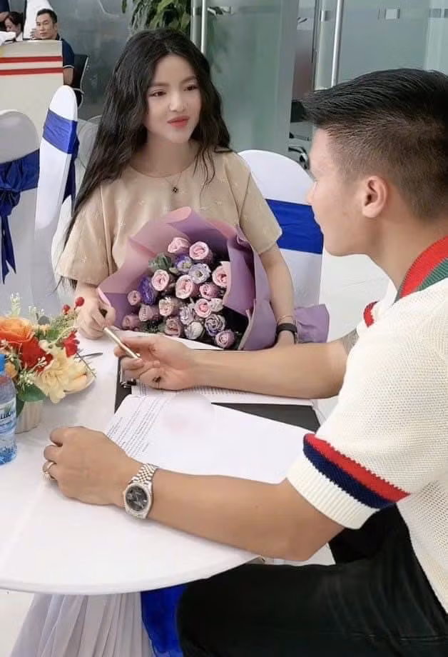 Chu Thanh Huyền ôm trong tay bó hoa hồng lãng mạn, nụ cười vô cùng rạng rỡ. Cô nàng không giấu nổi niềm vui sướng khi được chồng tặng cho chiếc xe hơi mới.