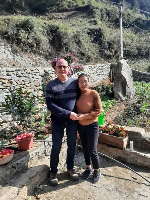 Chị Nguyễn Thị Xuân, khi mới 23 tuổi, đã là goá phụ khi chồng cùng quê không may qua đời do tai nạn lao động. Trước áp lực cơm áo gạo tiền, nuôi con nhỏ khi ấy mới 3 tuổi, chị Xuân phải lao vào làm việc quần quật, cố gắng kiếm tiền.