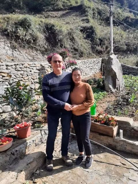 Chị Nguyễn Thị Xuân, khi mới 23 tuổi, đã là goá phụ khi chồng cùng quê không may qua đời do tai nạn lao động. Trước áp lực cơm áo gạo tiền, nuôi con nhỏ khi ấy mới 3 tuổi, chị Xuân phải lao vào làm việc quần quật, cố gắng kiếm tiền.