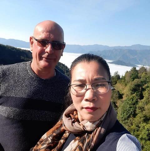 Năm 2017, khi con trai đã lớn hơn, chị Xuân quyết định theo người quen xuống Hà Nội tìm việc. Khoảng thời gian xuống Hà Nội làm việc, chị Xuân có nhiều thời gian hơn để gặp gỡ, làm quen với những người bạn mới, trong đó có anh Bertrand Le Garrec - người có 37 năm làm thuyền trưởng tàu viễn dương, đã ly hôn và có 3 con trưởng thành.