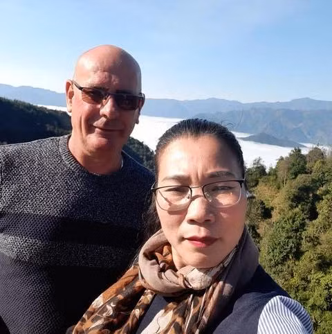 Năm 2017, khi con trai đã lớn hơn, chị Xuân quyết định theo người quen xuống Hà Nội tìm việc. Khoảng thời gian xuống Hà Nội làm việc, chị Xuân có nhiều thời gian hơn để gặp gỡ, làm quen với những người bạn mới, trong đó có anh Bertrand Le Garrec - người có 37 năm làm thuyền trưởng tàu viễn dương, đã ly hôn và có 3 con trưởng thành.