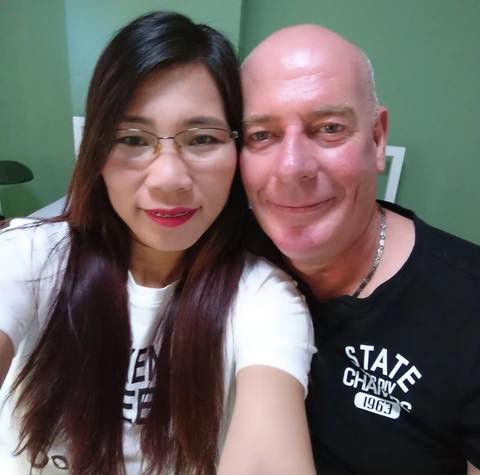 Cả 2 quen nhau qua một ứng dụng kết bạn trên mạng.