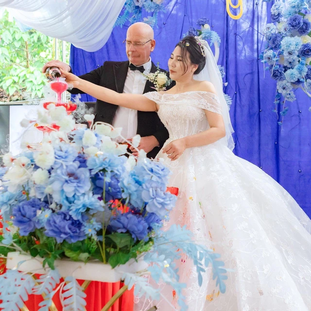 Cặp đôi có khoảng thời gian 3 năm hẹn hò trước khi "về chung nhà" dưới sự tác thành, chúc phúc của gia đình, bạn bè, đặc biệt là con trai chị Xuân.