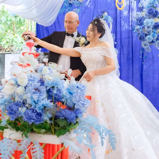 Cặp đôi có khoảng thời gian 3 năm hẹn hò trước khi "về chung nhà" dưới sự tác thành, chúc phúc của gia đình, bạn bè, đặc biệt là con trai chị Xuân.