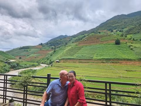 Chuyện tình giữa chị Nguyễn Thị Xuân (44 tuổi, người dân tộc Tày ở Yên Bái) và anh Bertrand Le Garrec (60 tuổi, đến từ nước Pháp) khiến nhiều người vô cùng ngưỡng mộ. Vì tình yêu, anh Bertrand đã chuyển đến Việt Nam sinh sống, cùng chị Xuân mua đất, xây nhà, mở homestay kinh doanh du lịch nơi vùng đất núi rừng Tây Bắc.