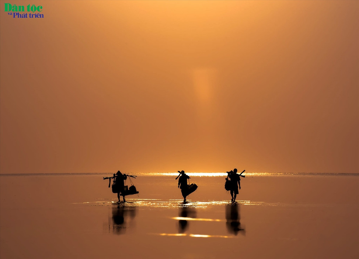 Để có những trải nghiệm thú vị tại biển Quang Lang, du khách phải đi bộ khoảng 3km, trong điều kiện bùn lầy khá trơn trượt và tốn sức. Bên cạnh đó, không phải lúc nào cũng ngắm được bình minh đầy thơ mộng và kỳ vĩ trên biển “vô cực”, bởi còn phải tùy vào con nước lên xuống, cũng như điều kiện thời tiết.