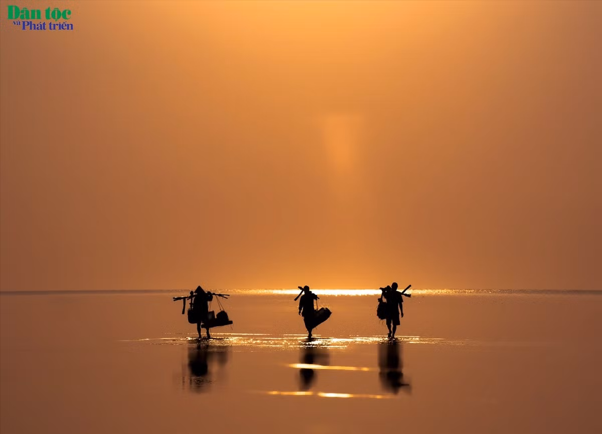 Để có những trải nghiệm thú vị tại biển Quang Lang, du khách phải đi bộ khoảng 3km, trong điều kiện bùn lầy khá trơn trượt và tốn sức. Bên cạnh đó, không phải lúc nào cũng ngắm được bình minh đầy thơ mộng và kỳ vĩ trên biển “vô cực”, bởi còn phải tùy vào con nước lên xuống, cũng như điều kiện thời tiết.