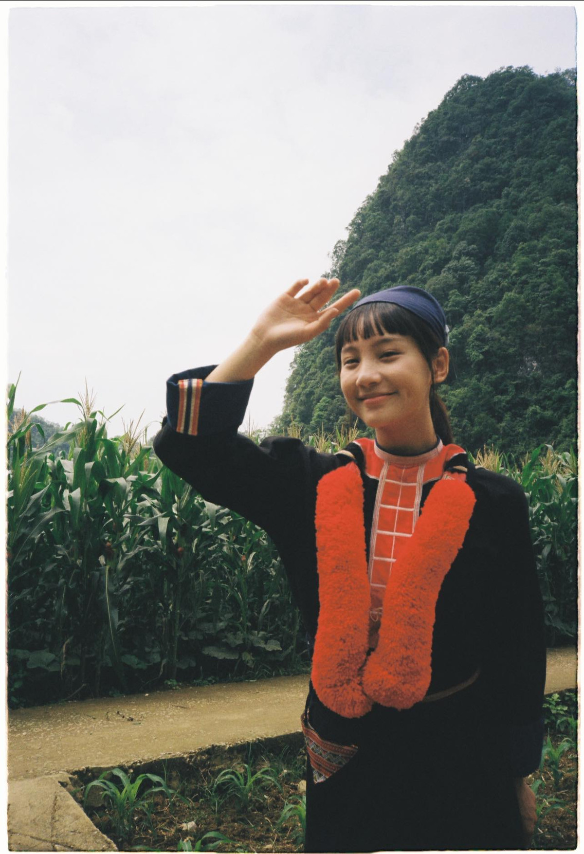 Mới đây, tên tuổi của Thu Hà Ceri được biết đến rộng rãi hơn khi cô vào vai cô gái người Dao tên Pu trong bộ phim "Đi giữa trời rực rỡ".