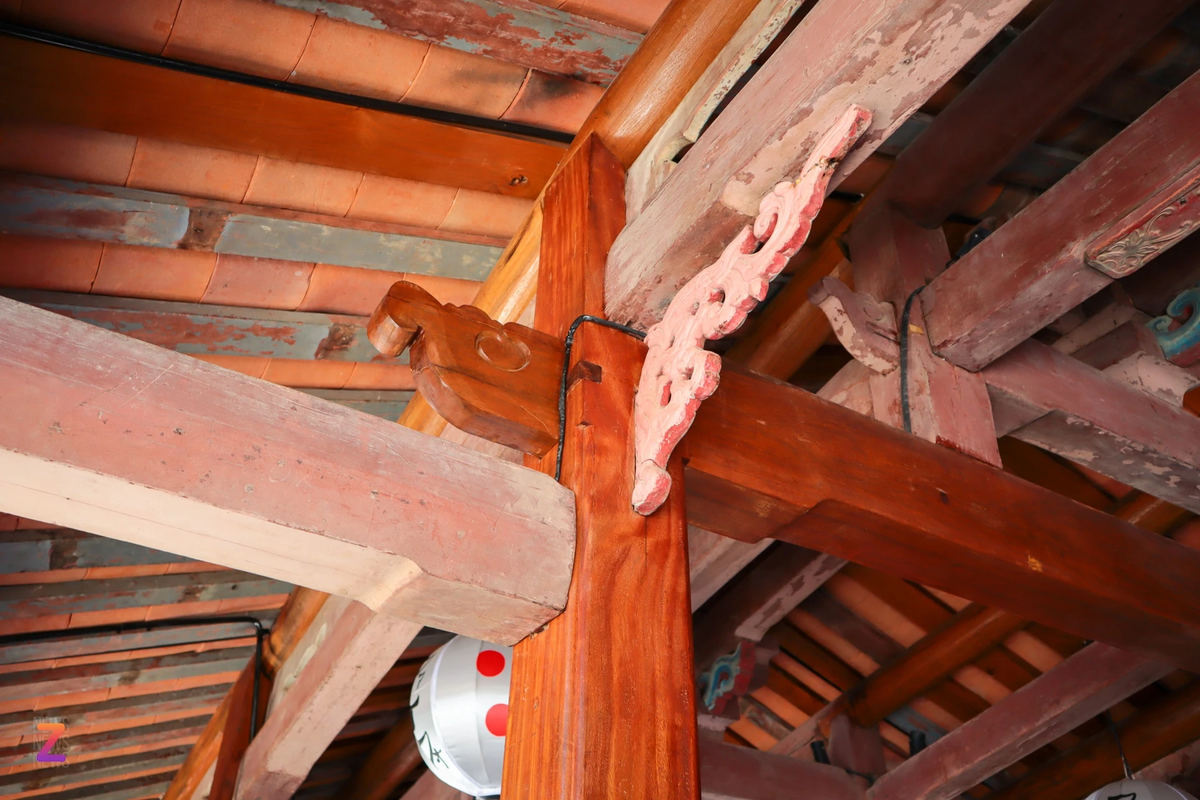 Để đảm bảo tính chân xác, chỉ những cấu kiện gỗ bị mục ruỗng mới được thay thế, các chi tiết còn sử dụng được một phần sẽ được chắp vá để giữ tối đa những yếu tố gốc của di tích.