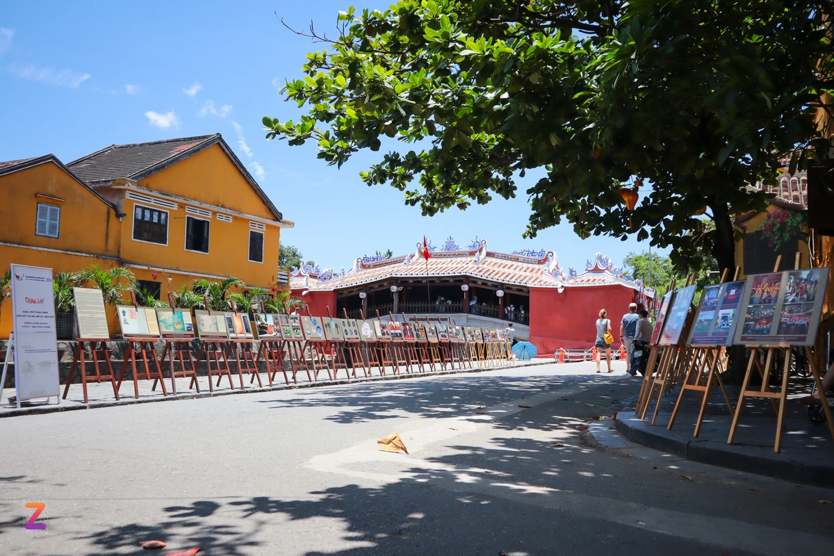 Từ ngày 2-4/8, không gian trước chùa Cầu đã diễn ra hoạt động trưng bày sách, ảnh về hoạt động giao lưu văn hoá Hội An - Nhật Bản nhân sự kiện văn hóa Hội An - Nhật Bản.