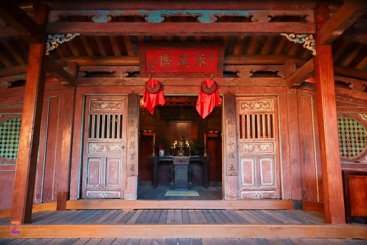 Trong ảnh là gian chính giữa chùa Cầu, nơi thờ thần Bắc Đế Trấn Võ. Đây là vị thần bảo hộ xứ sở, ban niềm vui hạnh phúc cho con người.