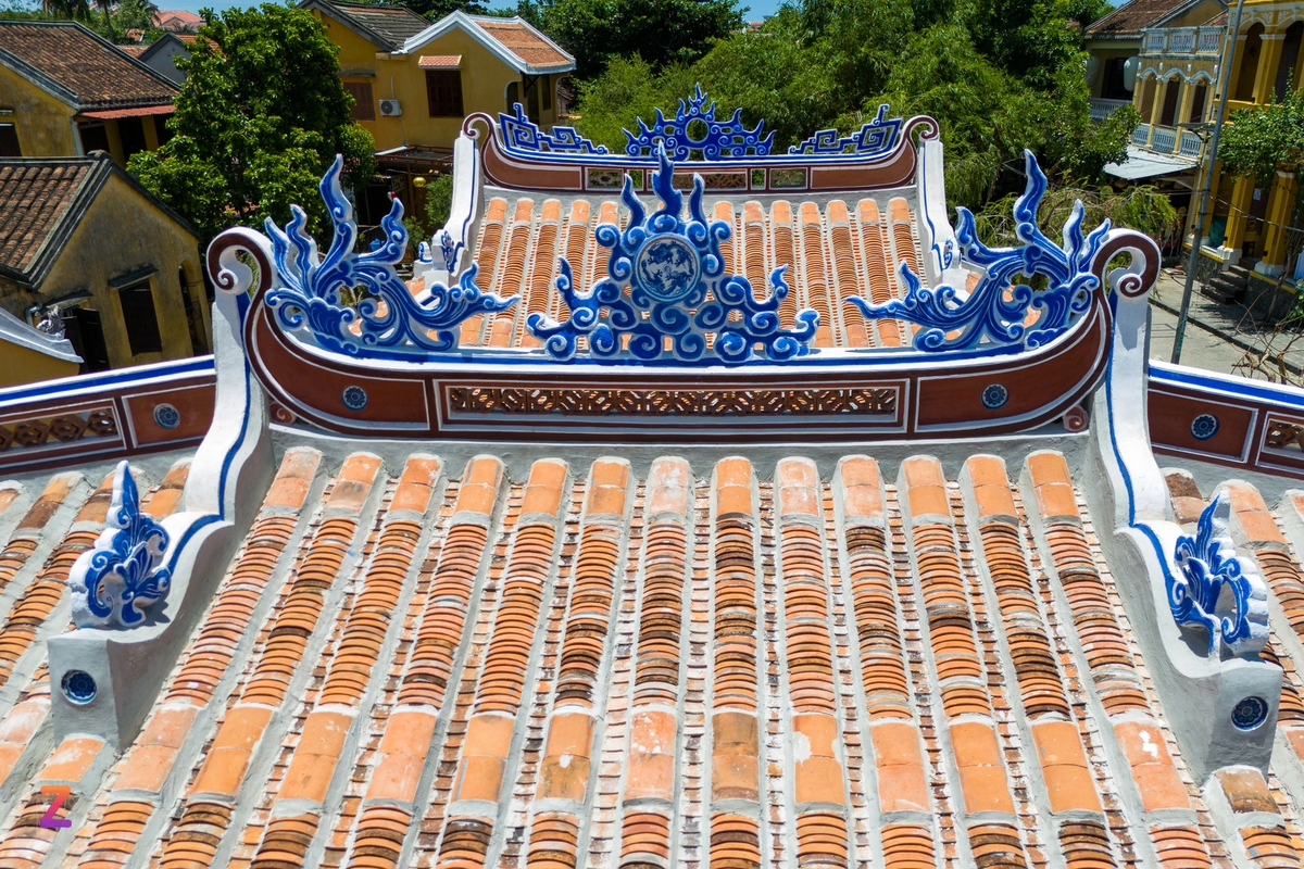 Toàn bộ đĩa mặt tiền diềm mái phần cầu được đánh số, được tận dụng lắp đặt trở lại như vị trí cũ, giống đến 80%, hai đầu cầu chỉ thay một số vị trí đĩa đã mất hoàn toàn. Trước đó, trên mạng xã hội có thông tin cho rằng đĩa cổ trên mái chùa Cầu bị mất cắp sau trùng tu. Trước vụ việc trên, lãnh đạo TP Hội An khẳng định thông tin này là xuyên tạc.