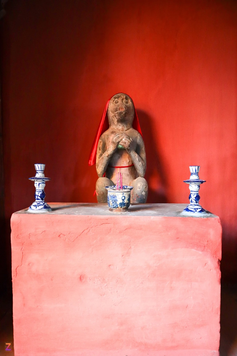 Hai đầu chùa Cầu có tượng thú bằng gỗ đứng chầu. Tượng Thiên Cẩu trấn giữ đầu Đông hướng đường Trần Phú, tượng Linh Hầu trấn giữ đầu còn lại.