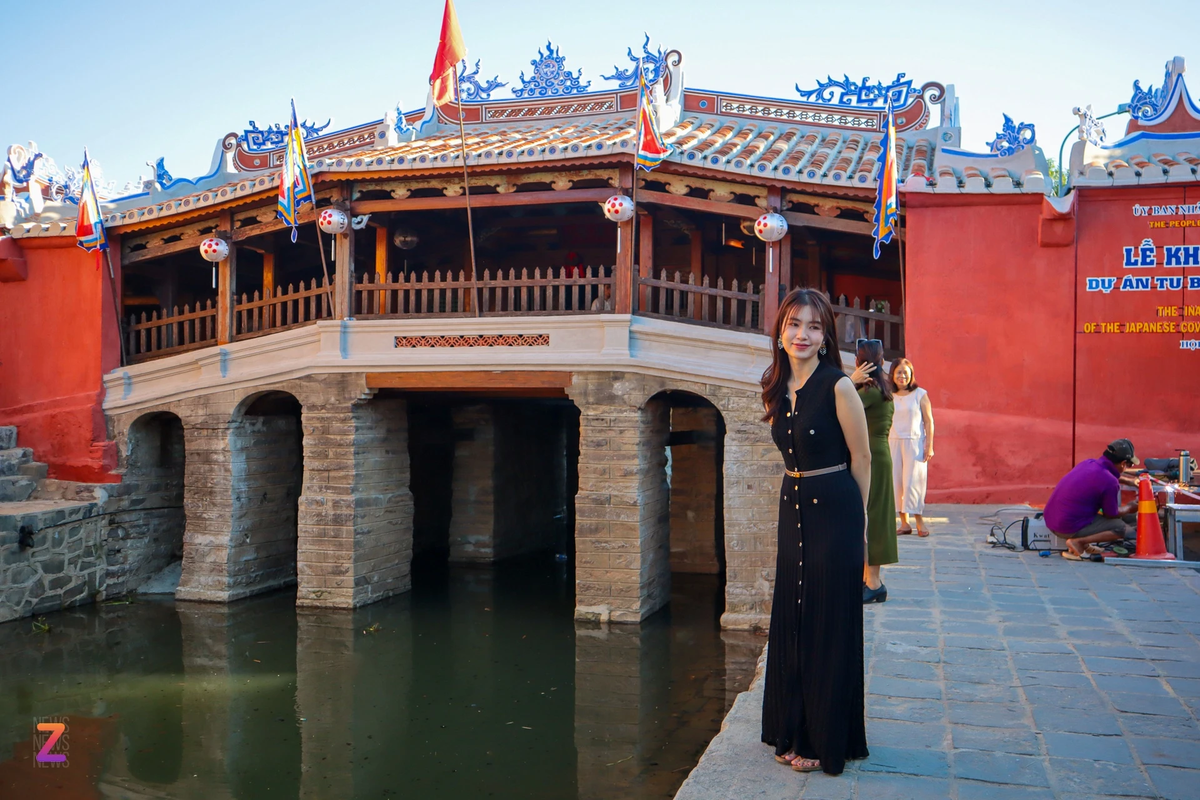 Sau khi hoàn thiện những lớp sơn cuối cùng, chùa Cầu trông đã hài hoà hơn. Nhiều người dân và du khách tranh thủ đến đây từ sáng sớm để check-in trước khi khách du lịch đổ xô đến đông đúc.