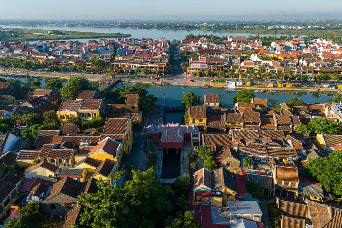 Toạ lạc bên bờ sông Hoài, từ khi được xây dựng chùa Cầu đã được tu bổ ít nhất 7 lần vào các năm 1763, 1817, 1875, 1915, 1962, 1986,1996 và nhiều lần tu bổ nhỏ.