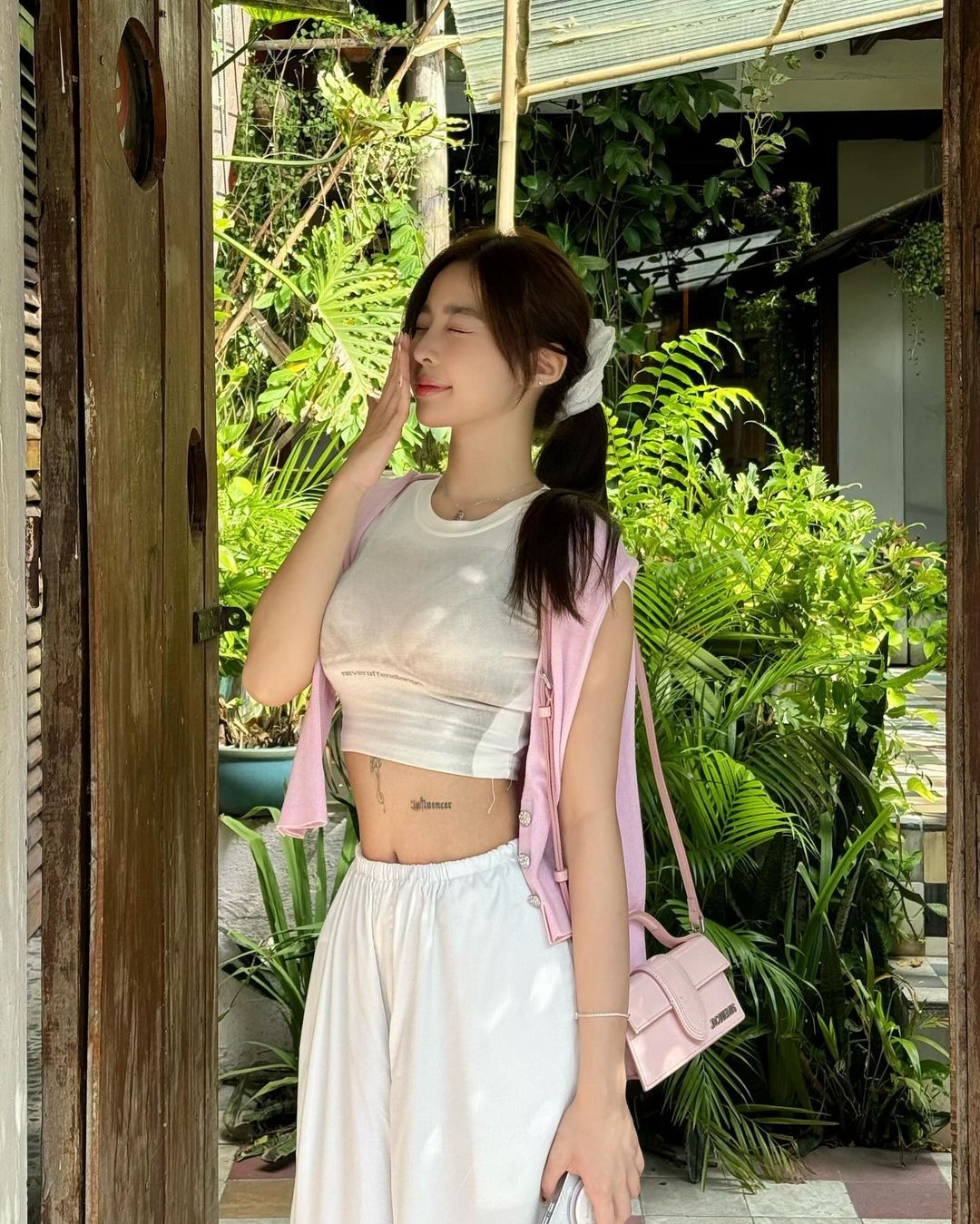 Sở hữu gương mặt với nét ngây thơ, thế nhưng Tammy lại có thân hình cực bốc lửa.