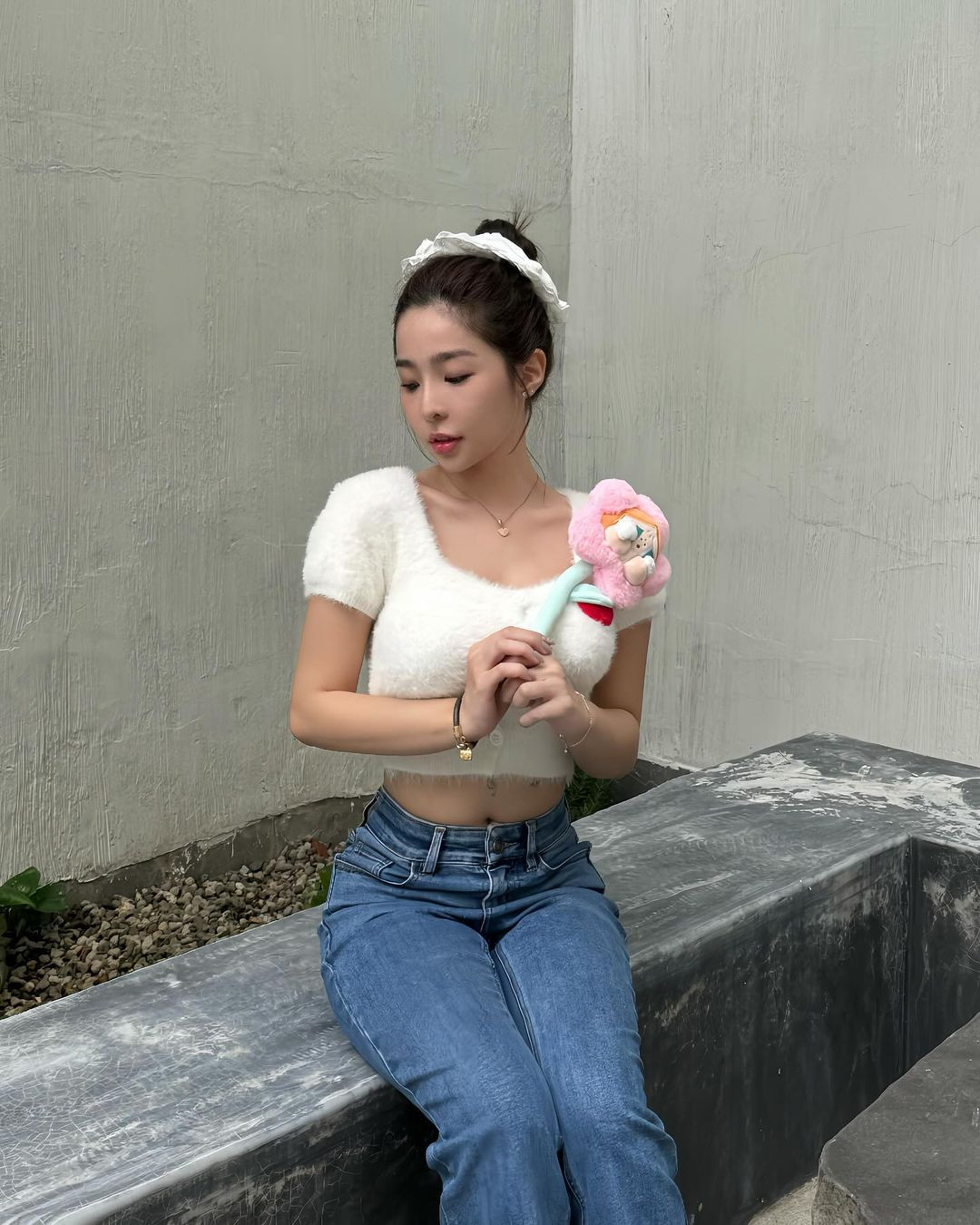 Không chỉ có vẻ ngoài xinh xắn, cô bạn còn được yêu quý vì tính cách hài hước, nhí nhảnh, thường xuyên tương tác với fan.