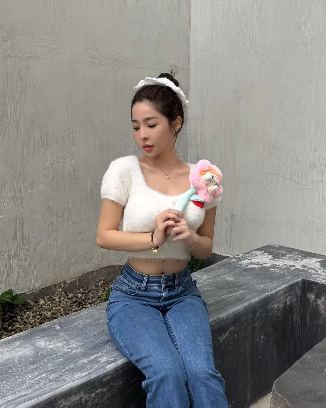 Không chỉ có vẻ ngoài xinh xắn, cô bạn còn được yêu quý vì tính cách hài hước, nhí nhảnh, thường xuyên tương tác với fan.