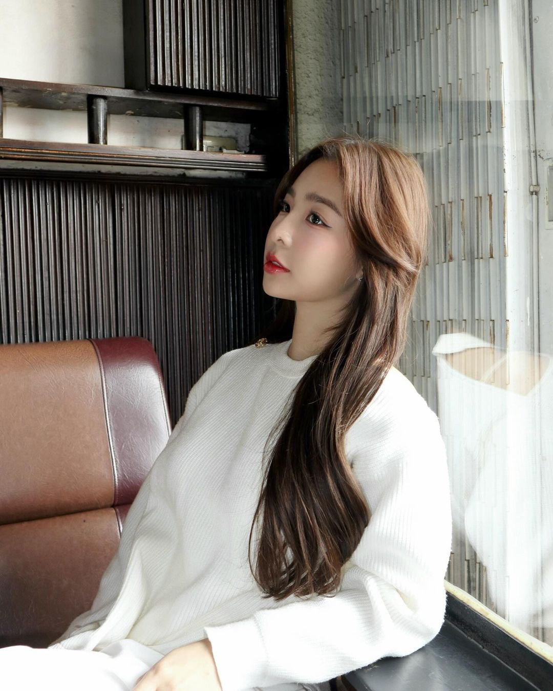 Cô nàng diện chiếc áo len trắng, phối cùng quần cùng màu, trông nhẹ nhàng nhưng vẫn rất cuốn hút.