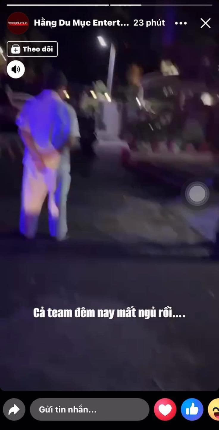 Trước đó vào tối qua, trang Hằng Du Mục Entertainment đã đăng tải đoạn video với sự xuất hiện của cảnh sát gần khu vực nhà cô khiến nhiều người theo dõi không khỏi lo lắng.