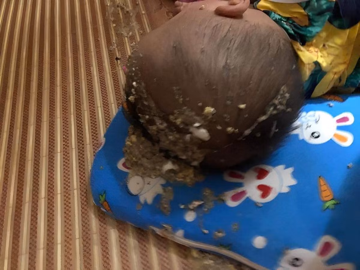 Loạt ảnh ghi lại khoảnh khắc một ông chồng say xỉn về nhà nôn cả vào đầu con được chia sẻ trên một hội nhóm Facebook thu hút hàng nghìn lượt tương tác. Cảnh tưởng khủng khiếp này khiến nhiều người không khỏi bất bình với chị vợ.