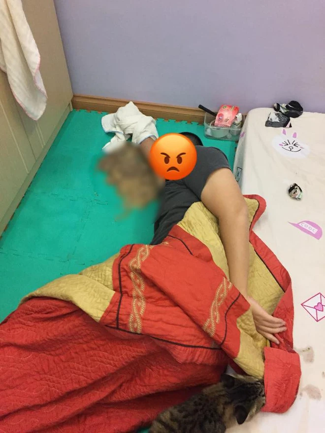 Trước đó, trên mạng xã hội những hình ảnh tương tự được chia sẻ cũng thu hút về rất nhiều sự chú ý. Trường hợp này ông chồng không chỉ "bất tỉnh nhân sự" mà còn nôn khắp sàn đến tận nhà vệ sinh. Bên cạnh đó, chị vợ đăng ảnh cũng không quên chia sẻ lí do chồng mình uống say chỉ bởi lời thách thức của anh bạn nhậu đi cùng.