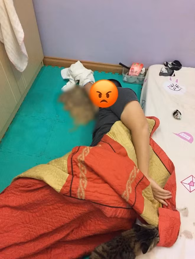 Trước đó, trên mạng xã hội những hình ảnh tương tự được chia sẻ cũng thu hút về rất nhiều sự chú ý. Trường hợp này ông chồng không chỉ "bất tỉnh nhân sự" mà còn nôn khắp sàn đến tận nhà vệ sinh. Bên cạnh đó, chị vợ đăng ảnh cũng không quên chia sẻ lí do chồng mình uống say chỉ bởi lời thách thức của anh bạn nhậu đi cùng.